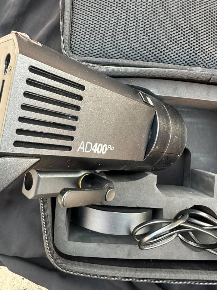 اضاءه AD400pro نضافه 100٪؜ممستعمله  شي بصيط مكاني بغداد واتساب ***********،،،،،،

