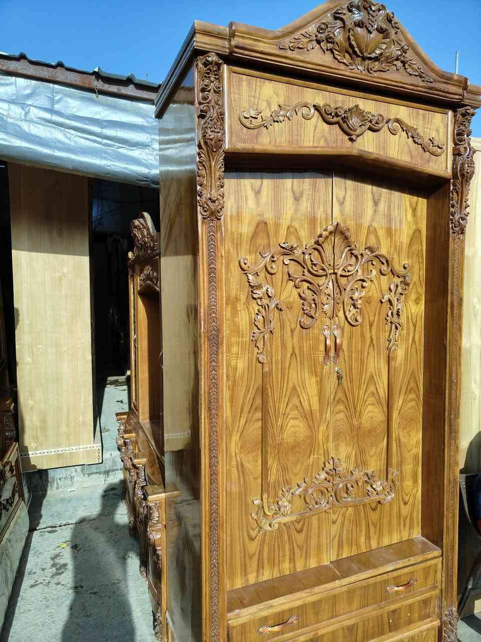 غرفه ام ست ابواب ملحق درجه اوله وجهين صاج 5ملم صبغ حراري الغرفه مسوينه 4ملاين و600 الي يريده يتخل خاص او اتصال ***********
