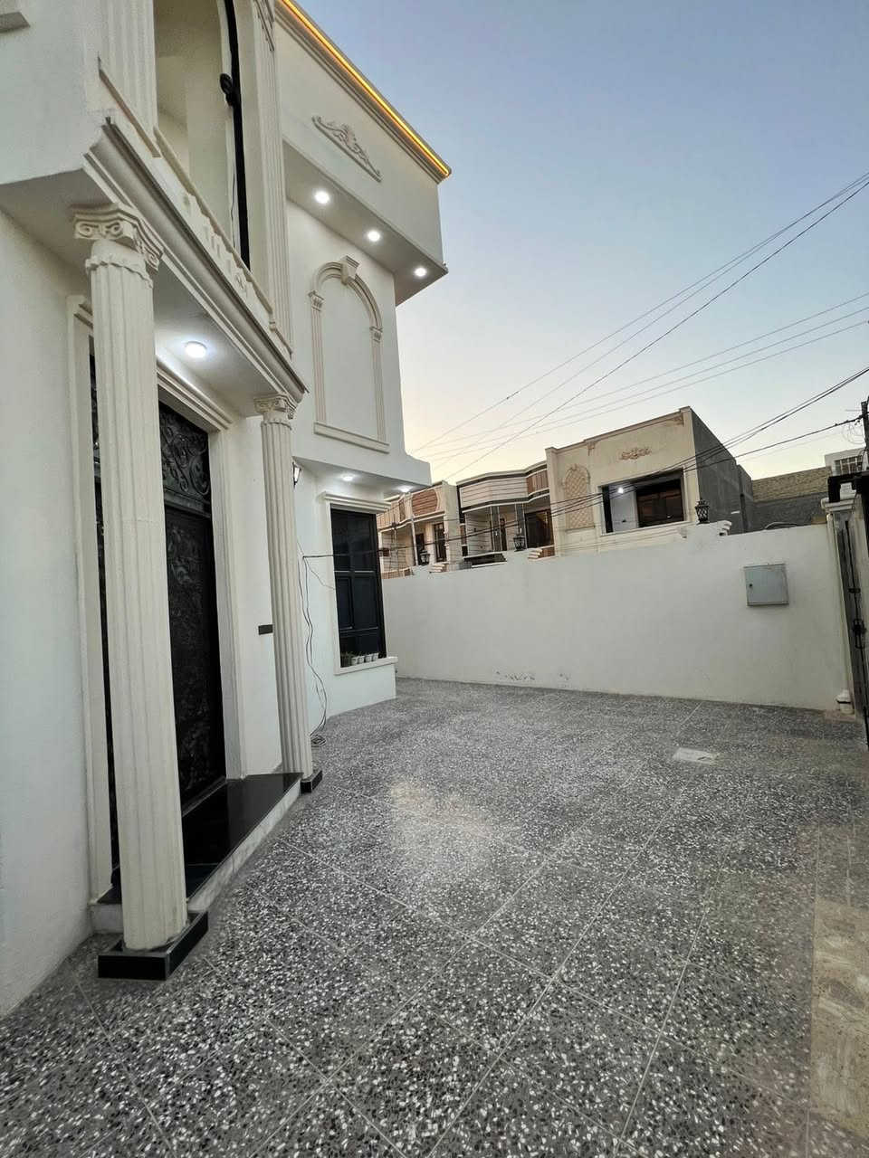 للبيع بيت بناء حديث طابقين
الفلوجة منطقة 16حي الامين قرب جامع السلام
مساحة 250 متر ركن مقابل حديقة 
5 غرف نوم صاله استقبال صحيات 
السعر 285 مليون 
للشراء اتصل
 ***********
***********
