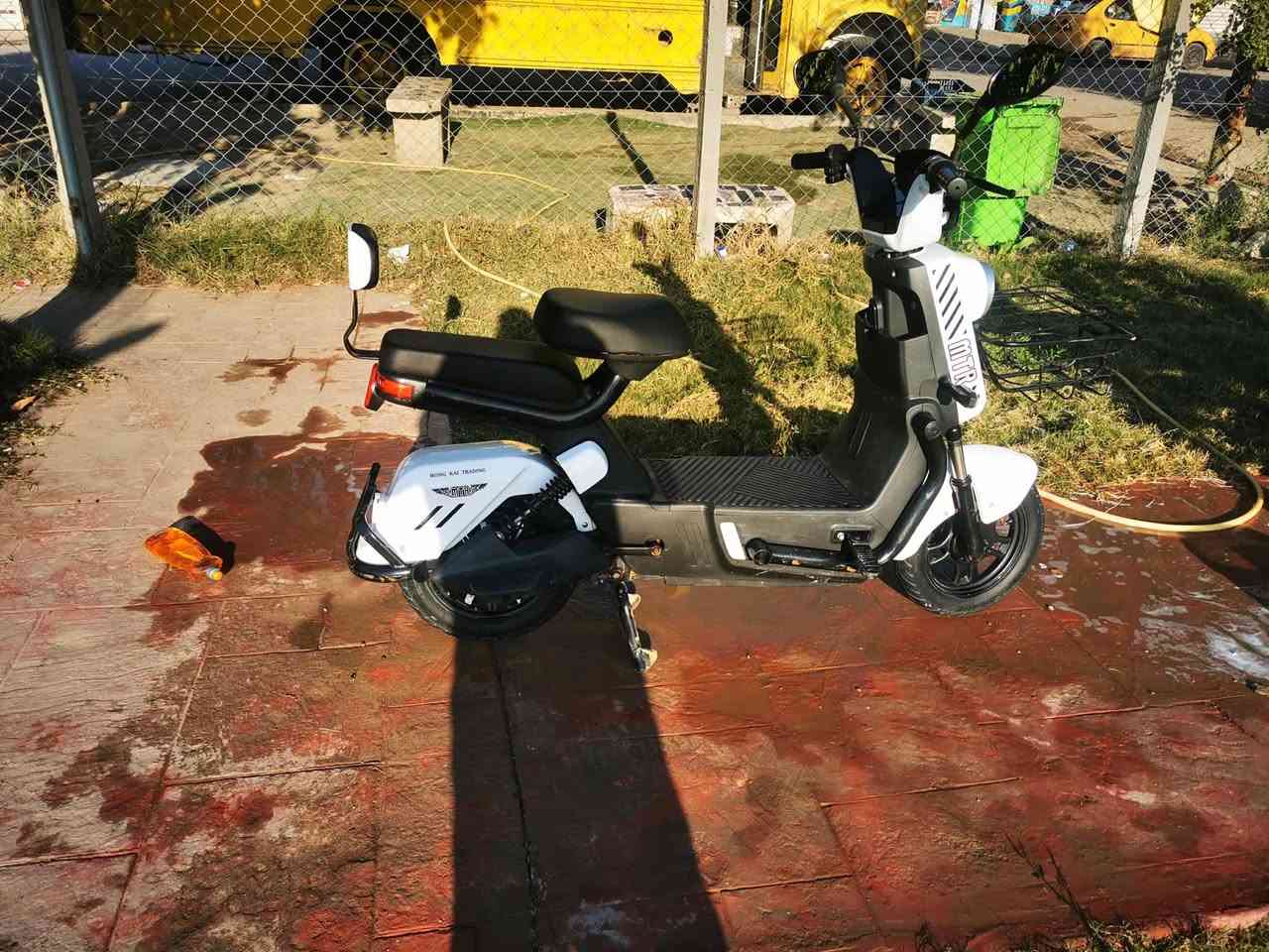 سلام عليكم ورحمة الله وبركاته عندي هايه الدراجه شحن دراجه جديده جديده البيع خير من الله مكانه بغداد الشعب السعر 550 وبيه مجال الطيبين هاذه رقم الهاتف *********** غير متوفر علا الفيس
