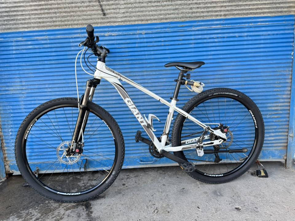 السلام عليكم اخوتي الغوالي جبلي حجم 29 
قياس S ماركة (GIANT) TALON غني عن التعريف 
دبل امامي XCT معدنه المنيوم سستم سرام 3/8
بدلات سرام ناقل امامي التوس صينع تايوان 🇹🇼 
اطارات ماركة GIANT الدراجة عل وضع شركة بلادي 
ونظافتهاا شوفت عينك موصفتهاا معروفة اخوتي 
سعرهاا 300 الف وبي مجال بصيط اخواني عنواني 
موصل توصل *********** تتوفر خدمة توصيل 
جميع محافظات العراق وتحياتي للجميع
