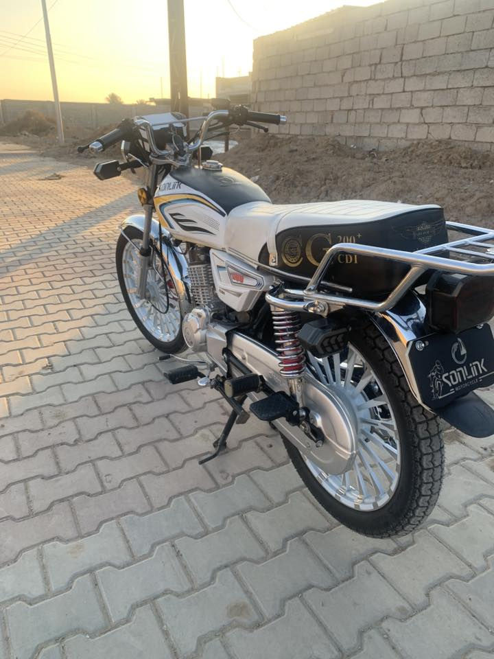 السلام عليكم دراجة لبيع سونك سيفان موديل 2025 مكينة 200cc ضاغطة وزنجيل دراجة مكفولة مابيها اي نقص تجي تفصح بعينك وتشوف دراجة بعدها جديدة شراي اتصل وتدلل مكاني الدجيل حي الجمعية السعر خاص هأ ***********
