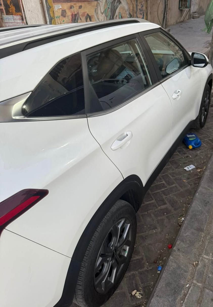 السلام عليكم 
كيا سليتوز وارد امريكي  موديل 2024
مرقمه بغداد تحويل مباشر هزه جديده مصاقطه السياره نص فول شاشه متصل بصمه رادارت بل كامل كشنات تدفئه هواي بيهه مواصفات بعد مكينه 2000
السياره حادثهه فقط خشم البنيد مكفوله من التبدل و الغود و الشواصي ليبل واحد 
بعدهه بحاله الوكاله مكاني بغداد الحبيبه 
*********** بغداد, العراق
