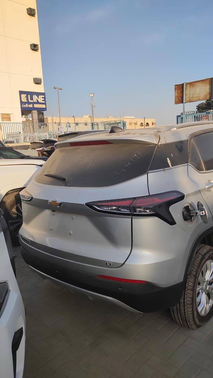 شوفرليت جروف موديل 2025
وارد خليجي اثر ضربتها جوملغ وشبر من البنيد مبدل فقط جوملغ ضربتها خفيفه ما واصله للشاصي والمحرك حره قادسيه باسمي لون سلفري محرك 1500 تيربو 
حداديه كامله تبريد سياره كامله من كلشي جديده ماشيه 7 الاف
السعر 155بيها مجال بسيط
***********
