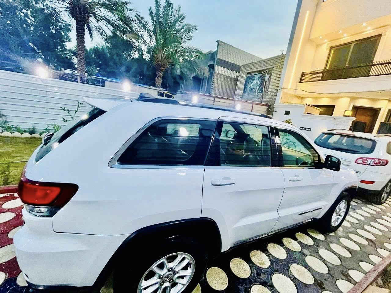 السـلام علــيكم
 ، للــبيع 
جيب / كراند شيروكي لاريدو 2020🫡🇺🇲
 ( دواخل كفاله ) ايرباك مكفول 
المواصفات الأساسيه
💥محرك 6 سلندر 3600 لمرغوب ✈️
💥كير أوتو ماتيك
💥مرايات عاكس للضوء 
💥تحكم ستيرن 
💥كامره خلفية
💥نضام تقليل صرف الوقود ECO
💥منافذ شحن وأواكس أمامي خلفي 
# كشن السايق كهربائي

وباقي التفاصيل معروفه ...
أخوان السياره كامله وكلش نضيفة 
كشر السيارة نضيف 
كير،محرك،كهربائيات، 
حداده ، تبريد ، 
بألف عافيه ع الياخذها 
سياره صدك مال جـنـاي 
سيارة حلوة كلش ونضيفة
والحادث فقط لي بل منشور
مابيهه حادث بل العراق
فقط هاذا الحرك من الخارج فقط
. . . . . . . . . . . .
السعر 225
مكان بغداد الغزاليه
***********
