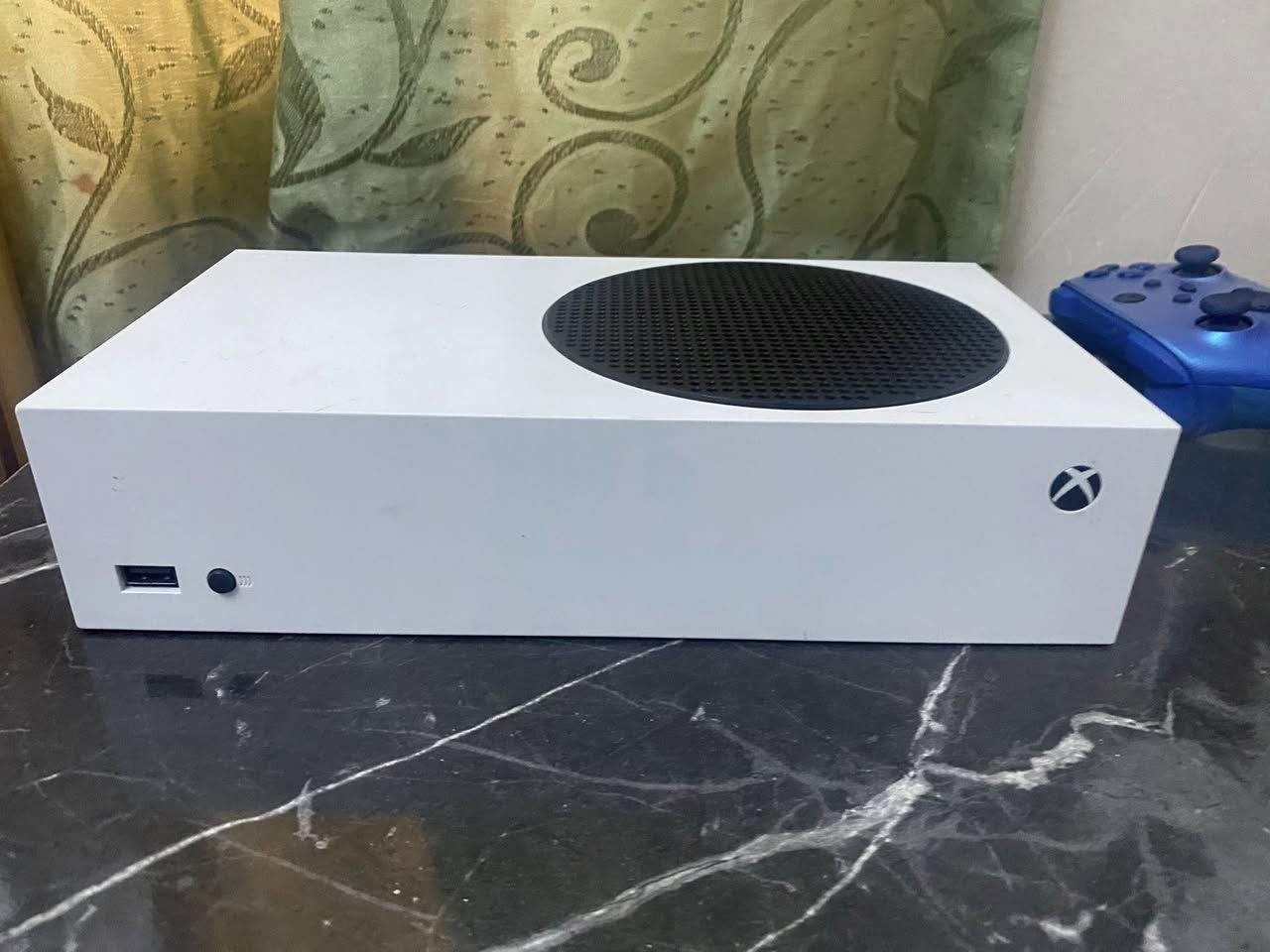 السلام عليكم اكس بوكس سيريس اس للبيع الجهاز وياه ٢ يدات السعر ٣٥٠ وبيه مجال بسيط الموقع الغزاليه الرقم ***********
