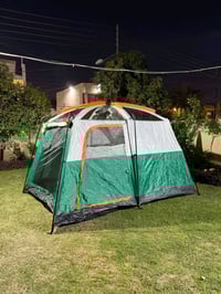 خيمة تخييم عائلية واسعة، مريحة جداً وتوفر حماية جيدة من العوامل الجوية...