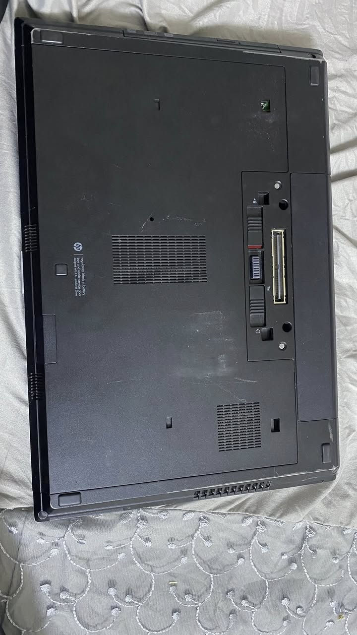 💻 للبيع لابتوب نضيف وقوي للأعمال والألعاب الخفيفة 🔥
🔹 المعالج: i7 جيل ثاني  
🔹 كرت الشاشة: AMD Radeon HD 7400 خارجي 
الداخلي AMD Radeon6700hd
🔹 الرام: 8GB  
🔹 التخزين: SSD 256GB (سريع جدًا)  
🔹 البطارية: نضيفة وتشتغل زين  
🔹 الحالة: نظيف جدًا بدون مشاكل  

✅ مناسب لـ:  
- الألعاب الخفيفة (Valorant / CS / زومبي)  
- الدراسة والعمل  
- التصفح والبرامج  

📦 الجهاز شغال 100% وما بيه أي مشاكل  

💰 السعر المطلوب: 300,000 دينار 

📍 المكان: بغداد  

📩 للتواصل على  واتساب
***********

ستكر ال5090 بس حطيته صعدت عندي الفريمات 😂😂(اشاقه مو صدك)
