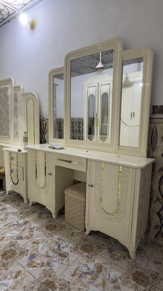 سلام عليكم غرفة نجاره عراقيه جديده  للبيع 10قطع للتواصل ***********
