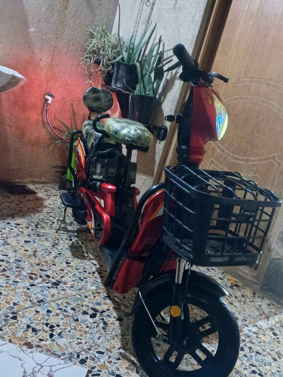 السلام عليكم دراجه شحن للبيع الدراجه نضيفه كلش اربع بطاريات وتشغيل بصمه وسويج سرعه 50 حقيقي وبيه 3 نمر الدراجه كلشي شغال بيه السعر 250 وبيها مجال المكان البصره.. الرقم ***********
