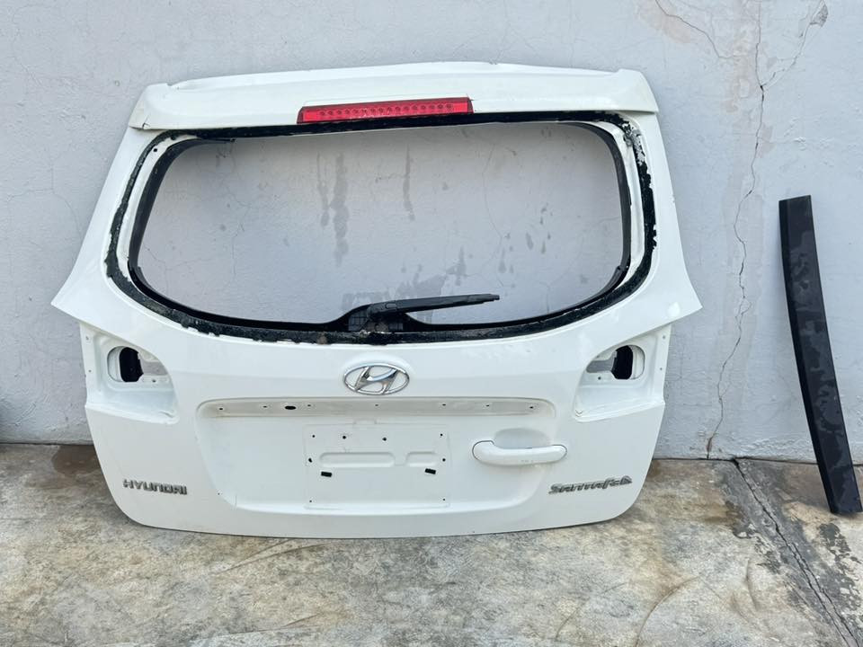 السلام عليكم 
متوفر باب صندق سنتافي موديل 12 خليج 
وقاعدة التنتة الباب بي ضربه مثل ما موضح بالصوره او بلادي اثينهن م ديالى مقداديه 
***********
