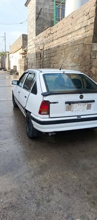 اوبل كاديت • موديل ٩٠ • شاشة وكاميرا