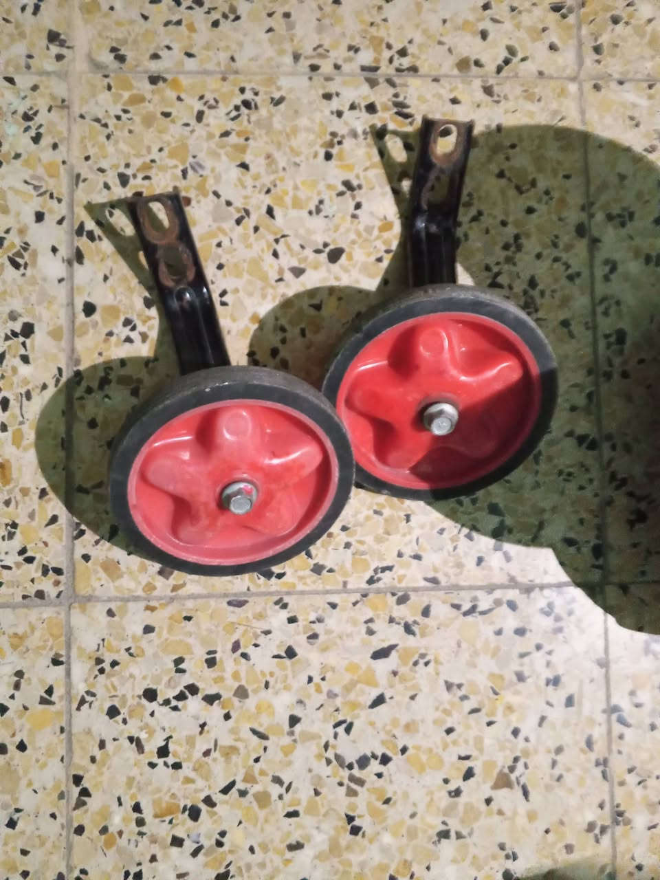 سلام عليكم العاب اطفال للبيع +بايسكلات للبيع متروكات يرادلهن تصليح واحد حجم ١٦ والثاني ١٢ والثالث مابي تأيرات حجم ١٢ مكاني بغداد شهداء البياع السعر قيم وأخذ الاتصال على *********** متواجد واتساب ومازنجر
