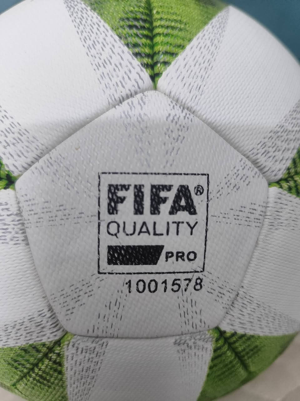 السلام عليكم حبايب هاي كره قدم اصليه من شركه molton الاصليه كره كبس مال كاس اسيا بلون اخضر ومختومه من الفيفا حجم 5 مال ملاعب 
السعر 20 الف يجي وياها حقيبه وبم مال نفخ ويوجد توصيل لجميع المحافظات العراق  لتواصل خاص او على الرقم 
***********
