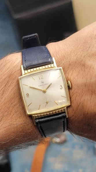 1962 
HAMILTON GARY 
قطعة مميزة من هاملتون منذ عام ١٩٦٢ 
تغليف ذهب ١٠ 
نصب تكويك 
الساعة بحالة ممتازة 

أبعاد 
عرض ٢٧.٢٥ مم 
طول مع الاذانات ٣٥.٢٥ مم 

للإستفسار المراسلة على الواتساب 
***********
