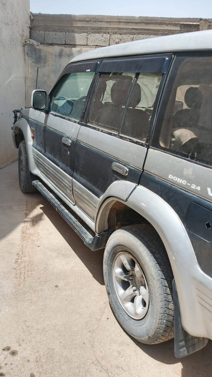 سلام عليكم سياره لبيع موديل ٢٠٠٠ باجيرو رقم بصره انكليزي باسمي السعر ٥٥وبيها مجال للاستفسار رقم ***********
