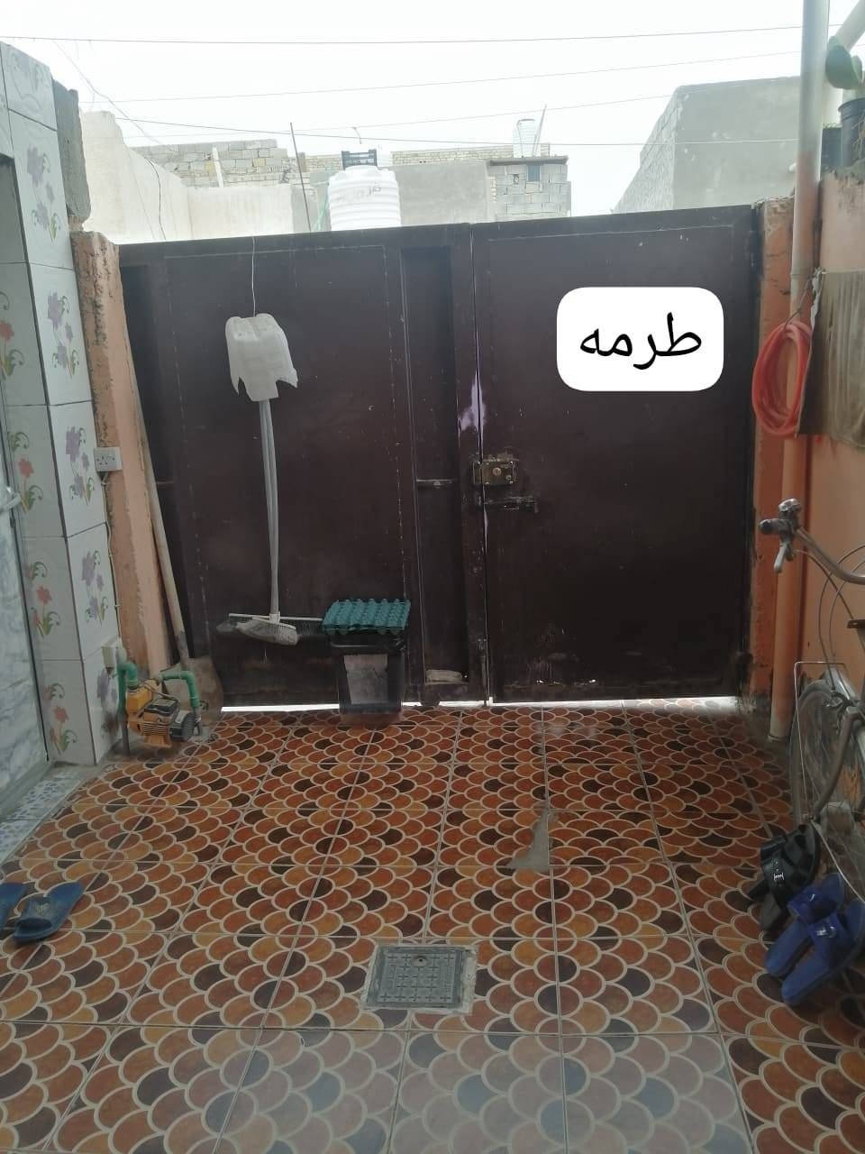 سلام عليكم يتوفر بيت للبيع بحي العسكري قرب افران مهدي المساحه 120متر يتكون من صاله واستقبال وغرف 2وصحيات خارجيه ومناور داخليه الاستفسار 
 ***********
