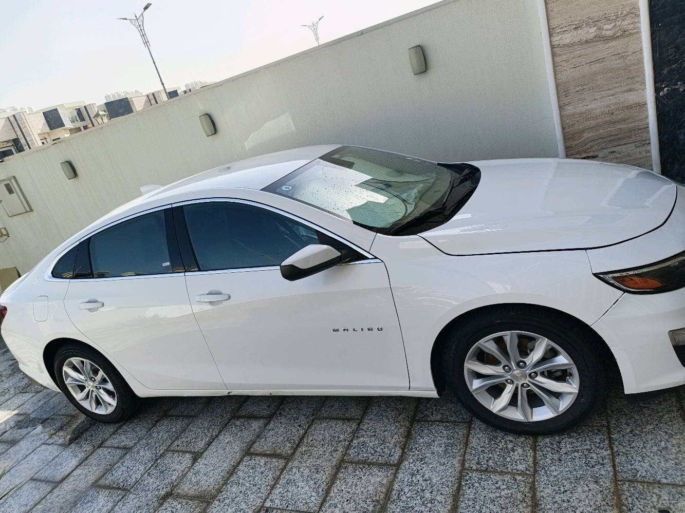 سلام عليكم ماليبو مديل ٢٣ رقم بصره معوقين مكفوله من التبديل والصبغ بيه حالوب وطرف البنيد بارد جاهزه السياره مكاني بصره