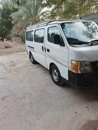 نيسان يعرفان موديل2010 ١٤ راكب محرك قبل أسبوع حاطله جديد أو كير مكفولا...