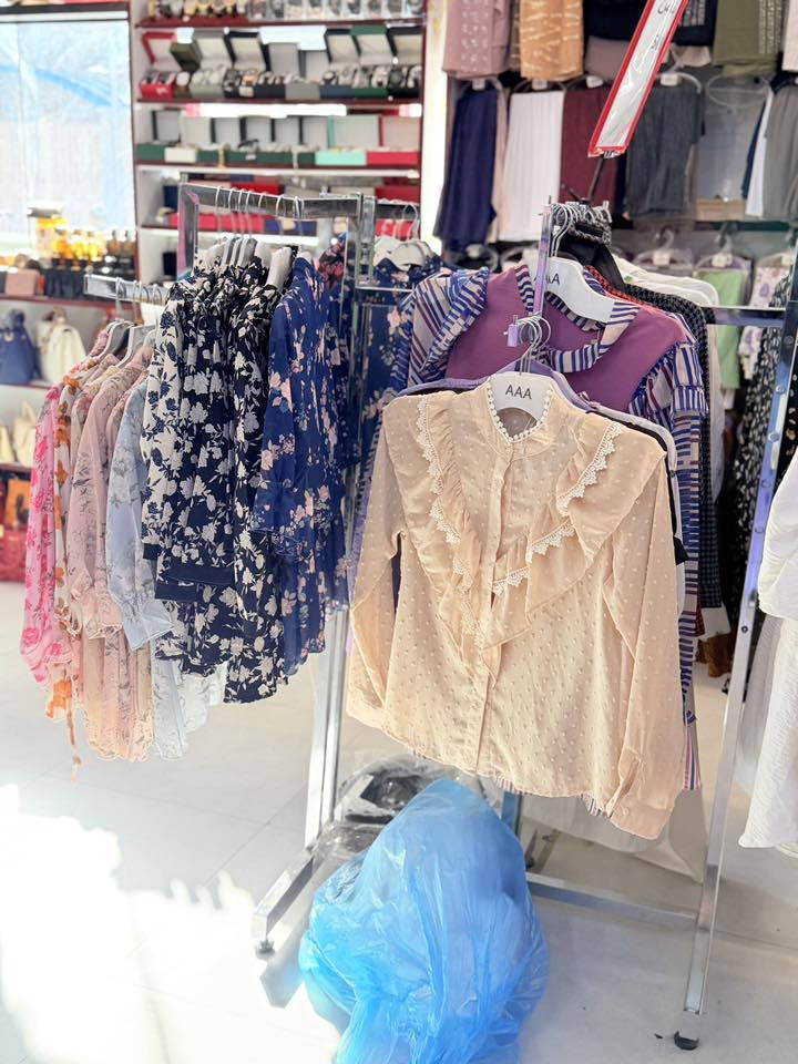 📢 بيع شِلعة قمصان نسائية 📢
👚 العدد: حوالي 100 قطعة

💰 سعر القطعة: 5,000 دينار فقط

✨ موديلات متنوعة ومناسبة للبيع بالمفرد أو لأصحاب المحلات

🔥 فرصة مميزة للتجار والباحثين عن الربح السريع

📍 للاستفسار والحجز مراسلتنا على الخاص

***********

