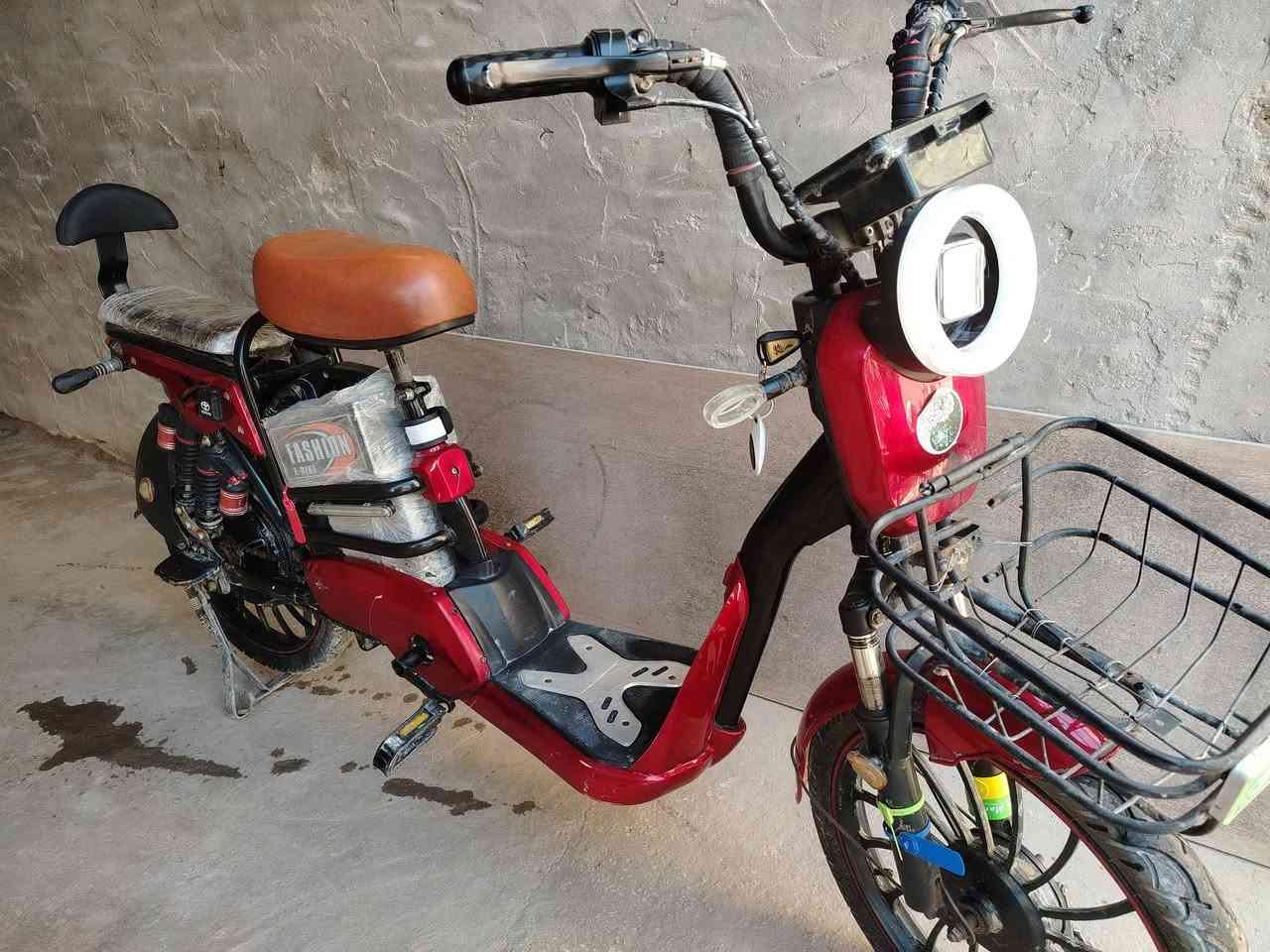 السلام عليكم 
للبيع دراجه شحن حجم 20 
4 بطاريات 
4 سرع + بصمتين تشغيل عن بعد
مكاني النجف حي العسكري مقابل شارع السبيس
السعر 300
الرقم ***********
