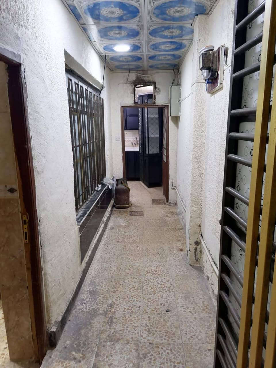 بيت ايجار بحي السلام قرب مدرسه بانيقيا الاهلية 100متر بي سبالت عدد 2 سخان وكاونتر درجه اولى وتانكي ماء ماطور ماء مراوح 3 خلاطات ومغاسل  سعر يجار 450 قفل مقدمه 3شهر غرفه صاله ستقبال مطبخ صحيات ***********
