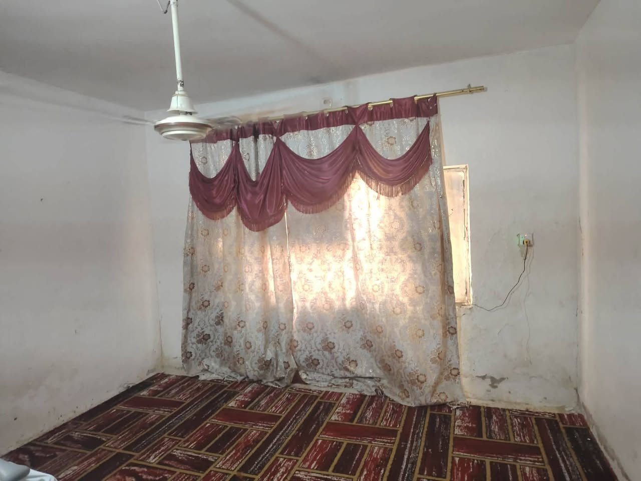 البيت بخدمات مسقط بلفرع مقابيل أسواق النبراس
مساحه البيت ٢٠٠ متر
الطابق الأول استقبال ومطبخ جبير وثلاث غرف وهول وترك دائر البيت كله
الطابق الثاني غرفتين وحمام ومطبخ
البيت بناء قديم يحتاج الترميم   السعر 125 وبي مجال لطيبين


**إذا كنت صاحب هذا الإعلان وتريد حذفه لأي سبب، رجاءا أرسل رسالة إلى الدعم الفني**