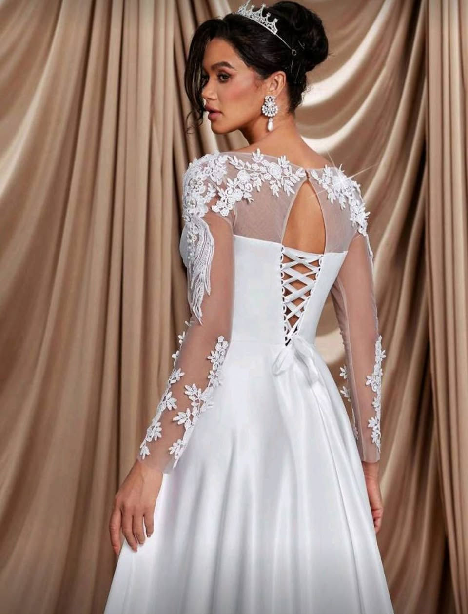 عروض وتخفيضات ناااااار 💰 ⬇️  🥰😍😍😍  يتوفر لدينا فستان زفاف للبيع وملحقاته (برقع صغير نازك + قفص تحت الفستان منفوش اسمه الكرينولين ينفش الفستان باللبس +حماله صدر بيضاء مناسبه للفستان)  👰🏻‍♀️ 
قياسه لارج، ،، يلبس وزن من 50 كيلو لحد 90 كيلو ،، يحتوي على مشد في الظهر ،،، ،،،، اكمامه طويله شفافه بلون البشره مع دانتيل على طول الاكمام ،، الفستان ملبوس مره واحده نظيف جداً جداً 
ب 50 الف دينار فقط يوجد توصيل لكل المحافظات


**إذا كنت صاحب هذا الإعلان وتريد حذفه لأي سبب، رجاءا أرسل رسالة إلى الدعم الفني**