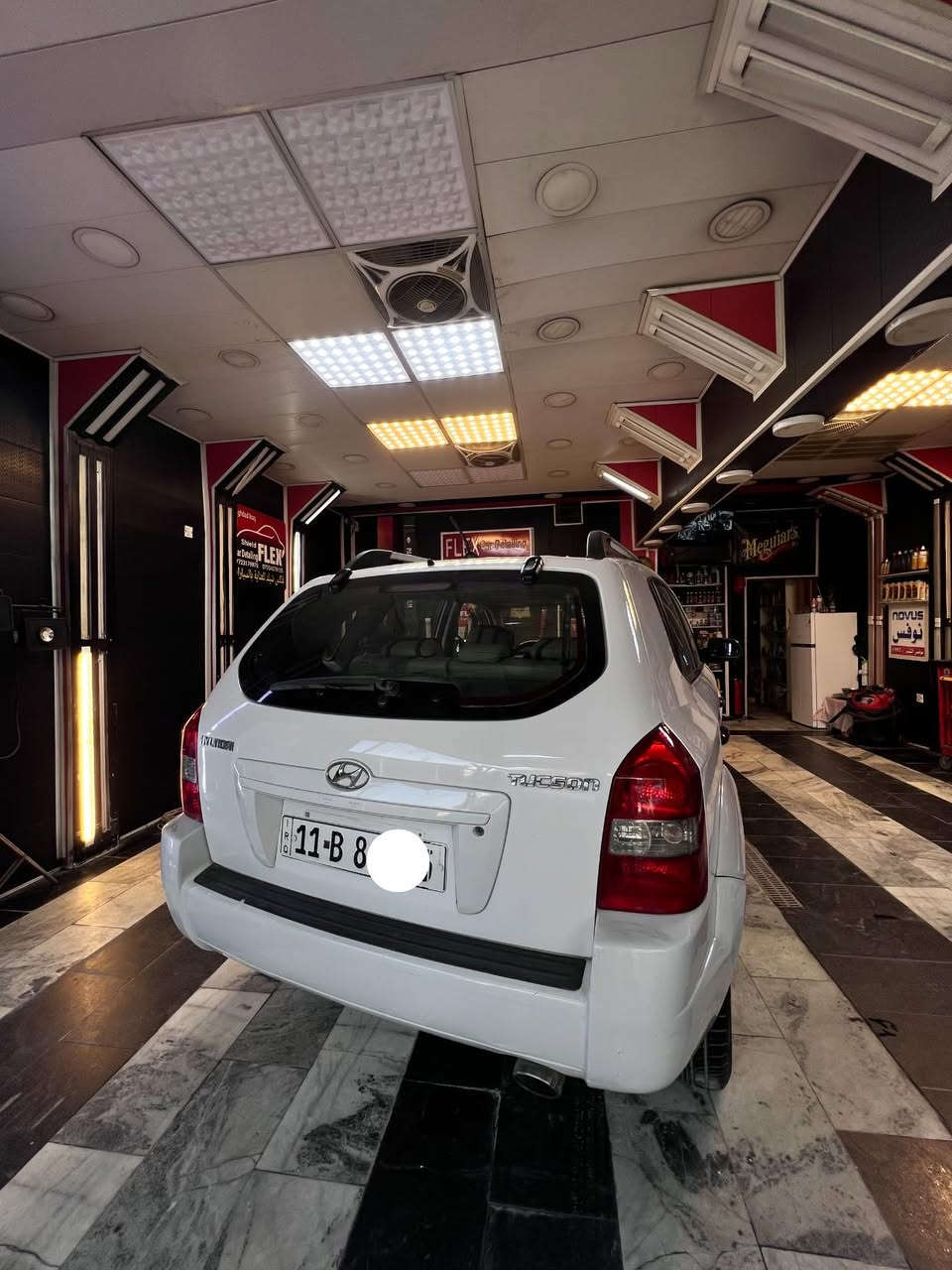 السلام عليكم 
توسان ٢٠٠٩ خليجي
دوش ٢٠٠٠
لون ابيض فتحة بالقمارة 
حدادية جديدة ،تبريد  
ماشية ٢١٢ كم
رقم بغداد انكليزي سنوية لل ٢٠٢٩
بيها صبغ بباب السائق 
العنوان الامين 
الاستفسار الاتصال ***********
