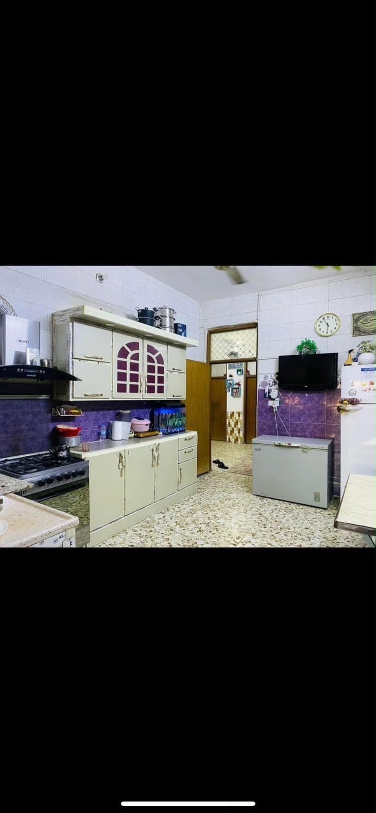🏡 بيت للبيع - الدورة / حي الصحة

* المساحة: 192 م²

* واقع حال السند: 150 م²

* طابق ونصف

* طابو صرف زراعي (سند 25)

* الموقع: الدورة - حي الصحة

* شارع هادئ وجيران طيبين

* مقابل البيت تشجير (150م)وحديقة داخلية 



🔹 الطابق الأرضي:



* استقبال كبير

* مطبخ

* غرفتان

* ترك عدد 2

* حمامان (داخل البيت وخارجه)

* طرمة كبيرة جداً



🔹 الطابق الأول:



* غرفة كبيرة

* سويت مع حمام داخل الغرفة

* بيتونة

* سطح

* مخزن



✅ الماء متوفر 24 ساعة ولا ينقطع

✅ الكهرباء جيدة جداً

✅ مجاري نظامية

✅ شارع سبيس



📞 للاستفسار:

***********



(المالك مباشرة)