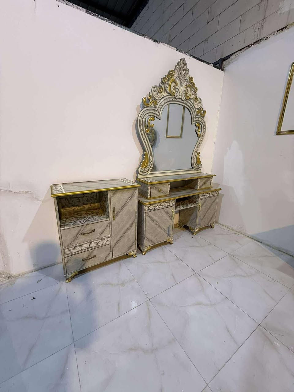 صبغ رارح  رصاصي مرمري
السعر ٨٥٠ بيهة مجال ***********يوجد وتساب🌸
شد نقل داخل بغداد مجاني محافظات بكروة
نضافه ٩٠ 
تسع قطع
