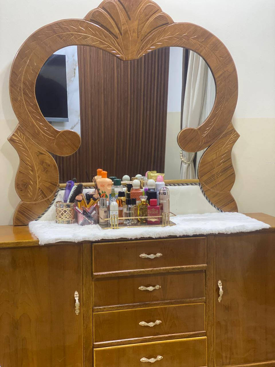 غرفة اخشاب حطاطه مستعمله نظيفه جدا 5ابواب قاطين السعر مليونين. ***********
