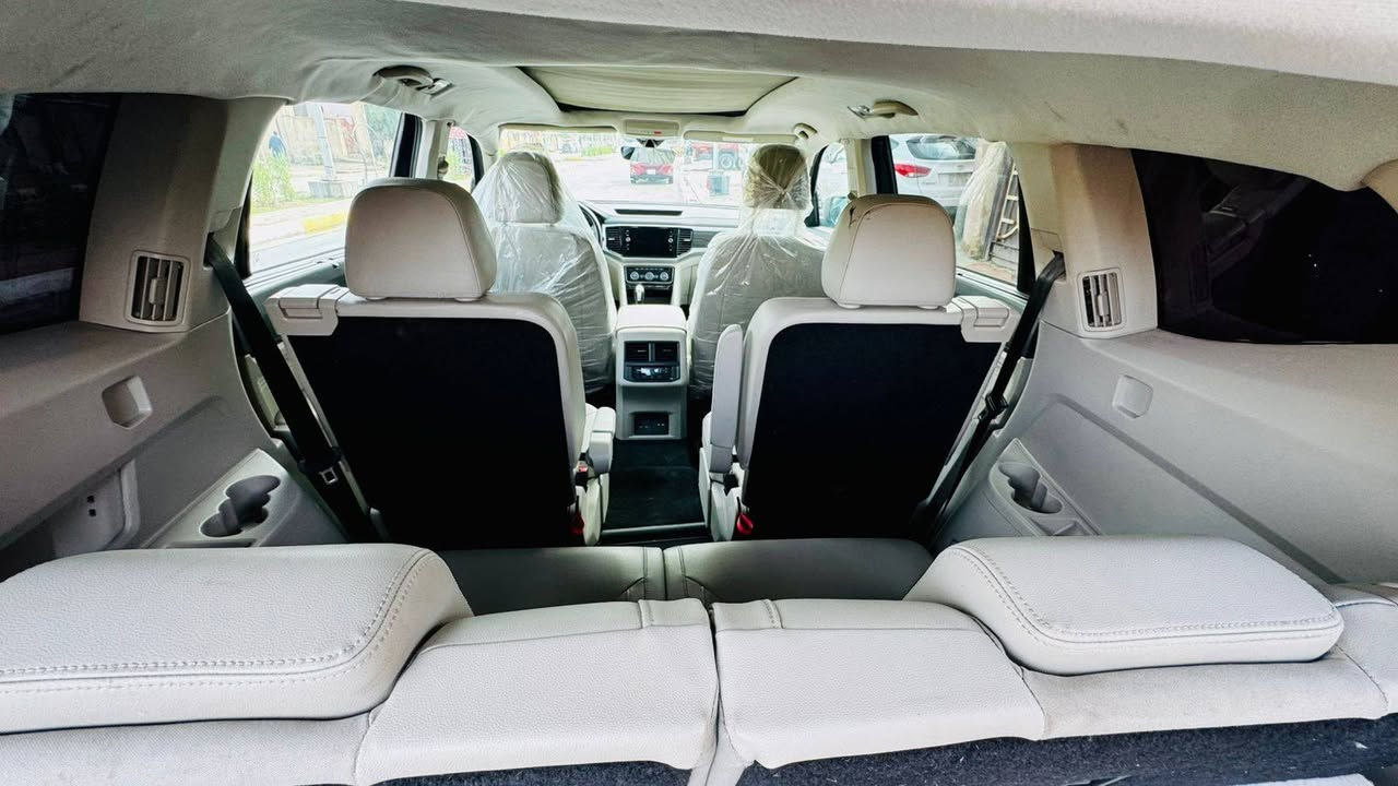 فولگس واگن اطلس ٢٠٢٢
بدون تبديل صبغ صفحتين فقط اثر حادث داخل امريكا اثناء الشحن السياره ما ماشيه ولا كيلو متر داخل امريكا وتقريرها موجود
فول اعلیٰ فئه SELفاملي ماشيه ٢٢الف ميل مكينه ٦سلندر بانزين عادي
جاهزه من كلشي ترقيم جديد
يجم امامي خلفي كبس***********
