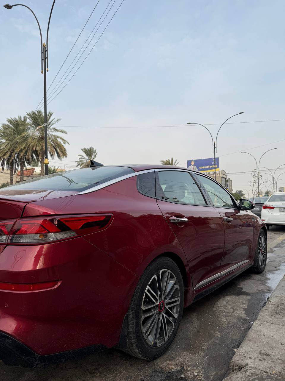 أوبتيما 2019 فئة  S  محرك 2400
رقم بغداد 
لون ماروني
ويل كروم 18 جيتي لاين
بصمه تشغيل وابواب 
صندوق ذكي يفتح عند الاقتراب
كشنات نص جلد 
كشن كهرباء
دبل گزوز
رادار امامي
رادار خلفي
رادار جانبي
تحديد مسار
حساس خلفي
مراية تعتيم
قياده ذاتيه 
بريك ذاتي عند اقتراب من سياره قريبة 
شاشه كبيرة
كامره دواره
اشاير بالمري
ثلاث وضعيات قياده
نظام ترحيب
ماشية 71 
حادثها بالخشم مال جاملغ اليمنه وبنيد مصلح ومصبوغ نفسه ايرباك استيرن بيها شخوط بسيطه بالبنيد وبالباب اليمنى 
السعر 140 وبيها مجال او مراوس 

*********** بغداد, العراق
