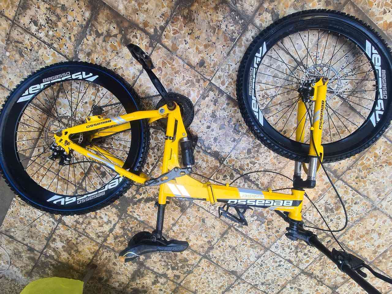 بايسكل رياضي موديل 2024 نضيف من كلشي وينطبك يصغر عطله بس سيم مال نمر وهايه بريكات قويه كير شغال بس يحتاجله سيم عنواني بغداد الدوره شارع ستين سعره125 الي مو شراي ليدخل رجآن موجود واتساب ***********
