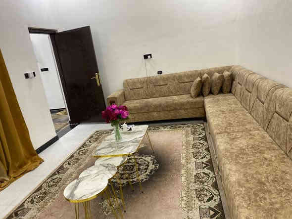 يتوفر بيت المساحة ١٠٠ ركن علا شارعين رئيسيات 10 متر
بناء جديد طابوك سكف كونكريت البيت شغل درجه اولى الموقع شط العرب باب الهواء قرب المدرسة طابو ملك صرف زراعي بسم عراقي سند ٢٥ 
للأستفسار اكثر ***********
السعر ٦٣
