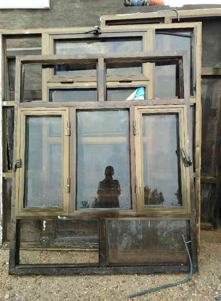 بسم الله الرحمن الرحيم . 
شبابيك المنيوم العدد ١٨ شباك كاملات مع الجام . متوفر جميع القياسات 
العنوان : اطراف بغداد منطقة ابراهيم بن علي .
***********
