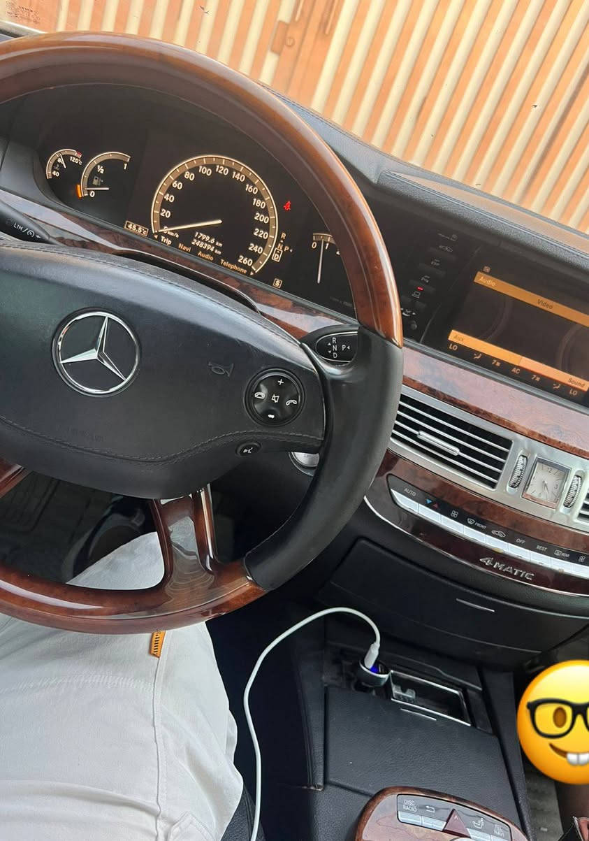 سلام عليكم مرسيدس اس كلاس حجم 350 موديل 2006  سيارة حلوة ورقم بغداد دولي بيها رشات صبغ ابيع احزام    محرك جديد كير جديد   مقفولة من الحادثث سعر 155وبيها مجال *********** مكان السيارة بغداد غزالية

