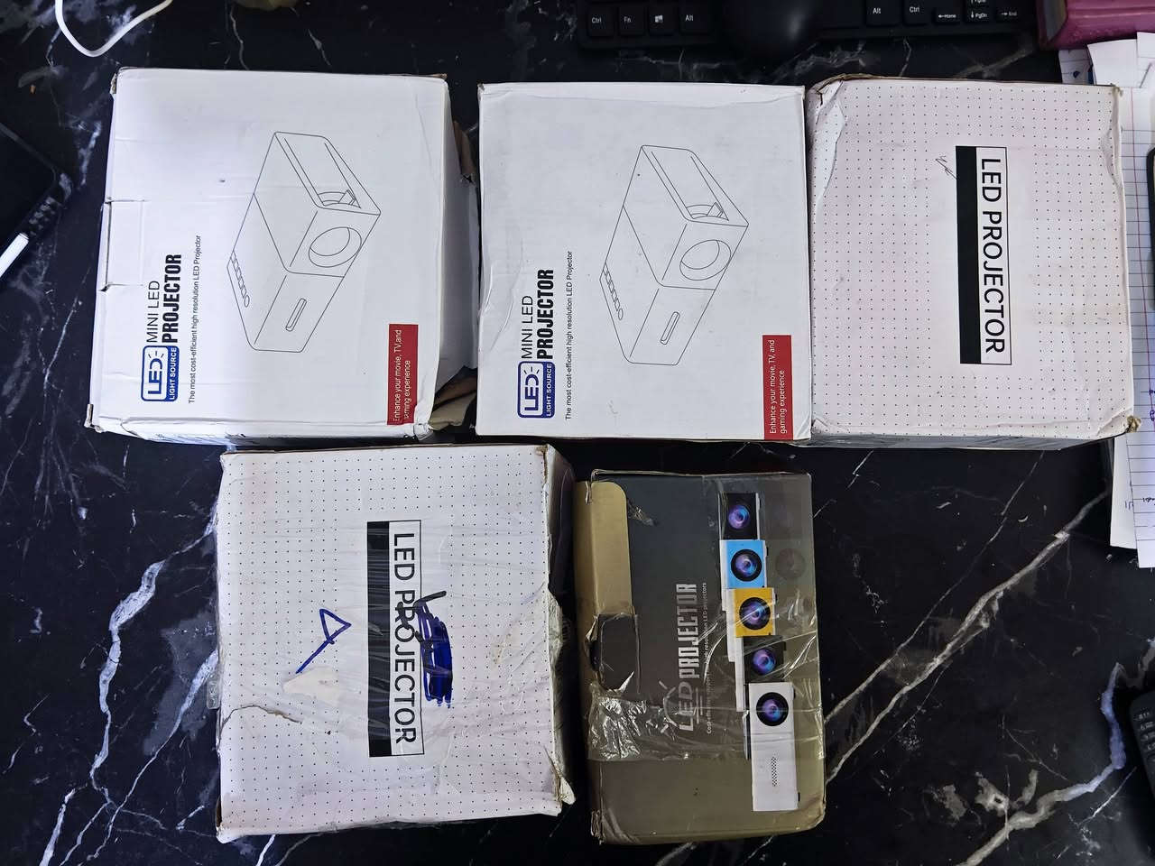 خمس قطع داتا شو مثل ماموضح بالصورة
يشتغل كهرباء وشحن
الي ع باب الله ويريدهن شلعه يراسلني والي يريد مفرد كذالك
جاي ينشروهن ب٢٥ القطعه


**إذا كنت صاحب هذا الإعلان وتريد حذفه لأي سبب، رجاءا أرسل رسالة إلى الدعم الفني**