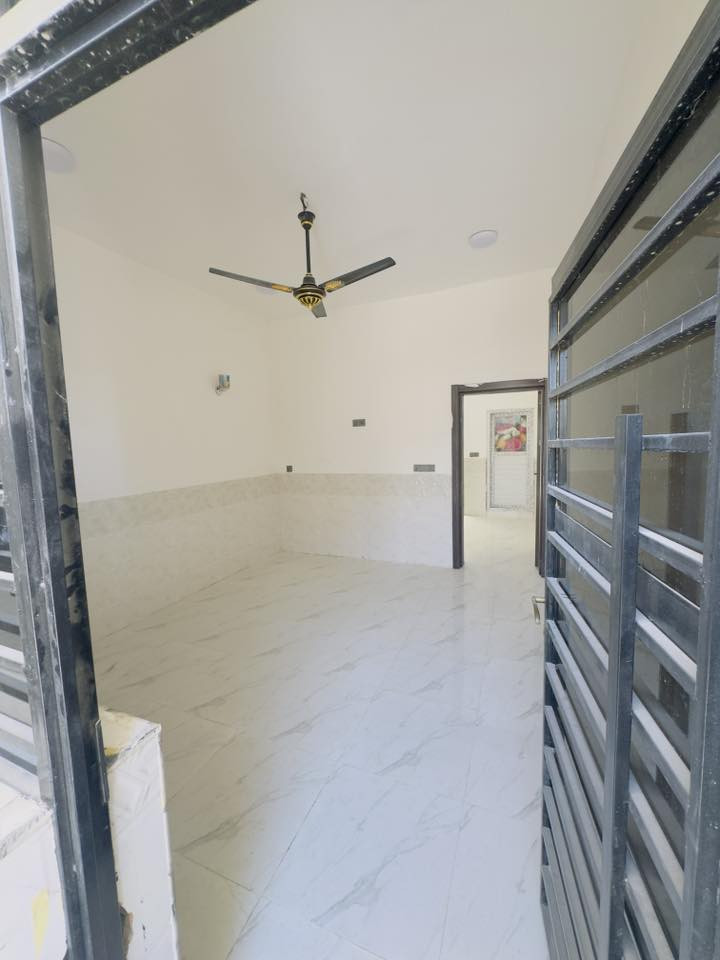 سلام عليكم يتوفر بيت مساحه 50متر طابو زراعي سند 25 اقرار محكمه صاير البيت داخل مجمع سكني يتوفر بيه كافت الخدمات من ماء وكهرباء ومجاري وتبليط يقع المجمع خلف جامعه كربلاء فريحه عن الامام ١٠دقايق  
ملاحظه البيت بناء طابق جمهوري 
السعر45مليون 😇
الاتصال 
***********
