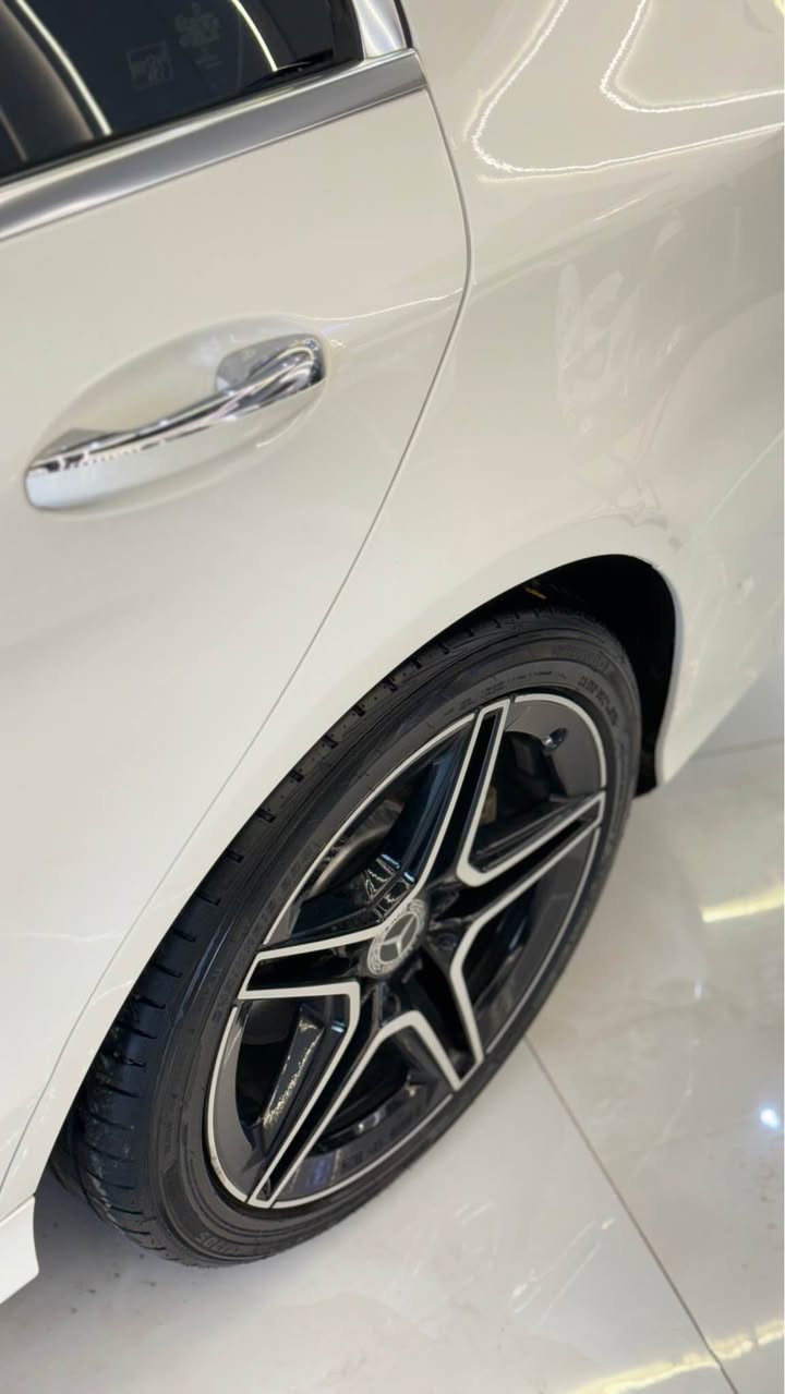 مرسدس C300 ___2020فول موصفات AMG_4matic.    بانورما  كشنات كهرب. رادار نقطت عمياء.  ويل AMG  ليتات لد شكل جديد.  شاشا كبير تحكمات لمس دبل ماوس   باقي موصفات معروفا.  سيارا  كلين تايتل لي اي ستفسر انتصل ع رقم *********** أربيل, العراق
