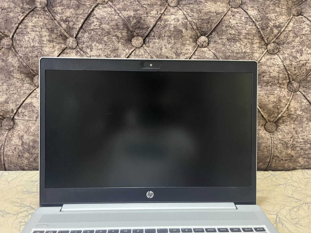 فقط بيع لايوجد مراوس 

لابتوب HP ProBook 455 G7

المعالج: AMD Ryzen 3 4300U (بسرعة تتروح تصل إلى 2.70 GHz) - أداء ممتاز واستهلاك ذكي للطاقة.
• الذاكرة العشوائية (RAM): 8 GB DDR4 (بسرعة 2667 MT/s).
• الهارد (التخزين): SSD بمساحة 238 GB (سريع جداً في الإقلاع وفتح البرامج).
• كارت الشاشة: AMD Radeon(TM) Graphics (مدمج بسعة 496 MB).
• النظام: Windows 11 (معمارية 64 bit )
السعر 225 وبيه مجال بسيط 
جماعه ال 200 وجوا لاتشوفني وجهك 
العنوان موصل توصيل ماعندي


**إذا كنت صاحب هذا الإعلان وتريد حذفه لأي سبب، رجاءا أرسل رسالة إلى الدعم الفني**