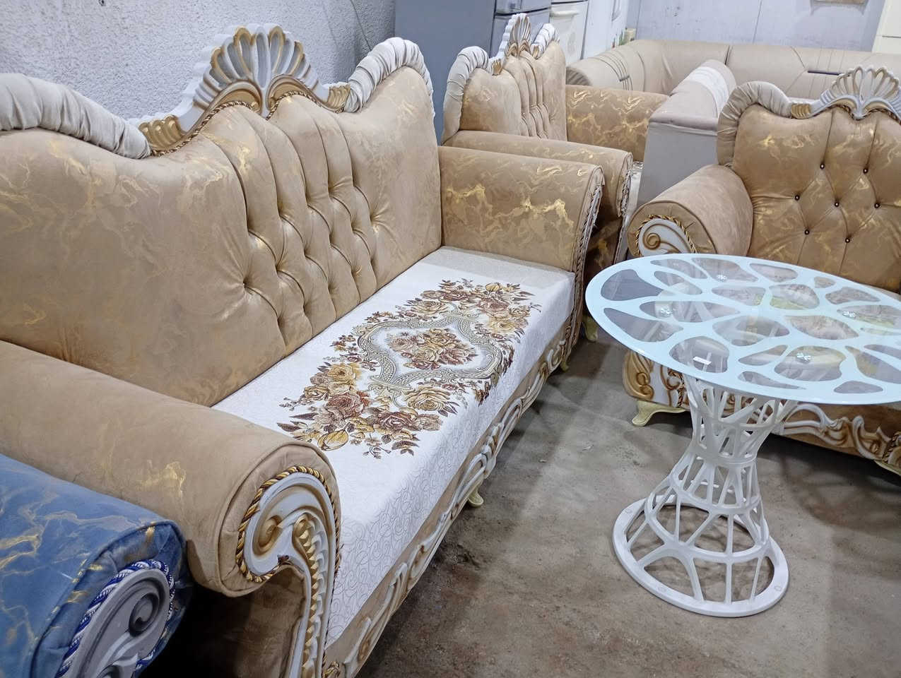 السلام عليكم 
يتوفر لدينا تخم ابو التاج عشر مقعد جديد  شغل تزكام 
العنوان حي العصري مجاور جامع اصاحب الكساء ع 
للإتصال أو واتساب ***********
