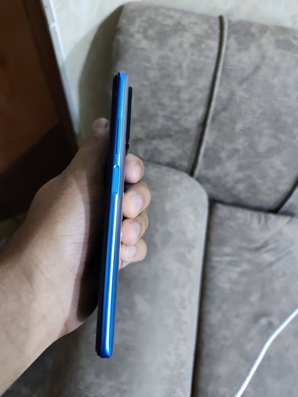 سلام عليكم...الجهاز هو Xiaomi Redmi Note 11 (النسخة العالمية 4G) باللون الأزرق المميز (Twilight Blue).المساحة التخزينية (الذاكرة الداخلية): 128 جيجابايت (مستخدم منها 30.7 جيجابايت كما يظهر في إعدادات جهازك).
الكاميرا (كم ميجا؟): الكاميرا الأساسية الخلفية بدقة 50 ميجابكسل، وتأتي معها 3 كاميرات إضافية (زاوية واسعة 8 ميجا، ماكرو 2 ميجا، وعزل 2 ميجا)، أما الكاميرا الأمامية (السيلفي) فهي بدقة 13 ميجابكسل.
نظام التشغيل: واجهة MIUI 13 المبنية على نظامالشاشة: من نوع AMOLED الممتاز، بحجم 6.43 بوصة وبدقة FHD+، وتدعم تردد 90Hz لسلاسة التصفح.
المعالج: Snapdragon 680 ثماني النواة، وهو معالج اقتصادي ممتاز للتصفح والمهام اليومية وتوفير الطاقة.
البطارية والشحن: بطارية ضخمة بسعة 5000 مللي أمبير، وتدعم الشحن السريع بقدرة 33 واط (يشحن الهاتف بالكامل في حوالي ساعة).
المميزات الإضافية: يحتوي على منفذ سماعات 3.5 ملم، سماعات ستيريو ثنائية، ومستشعر البصمة مدمج بزر الطاقة الجانبي.


**إذا كنت صاحب هذا الإعلان وتريد حذفه لأي سبب، رجاءا أرسل رسالة إلى الدعم الفني**