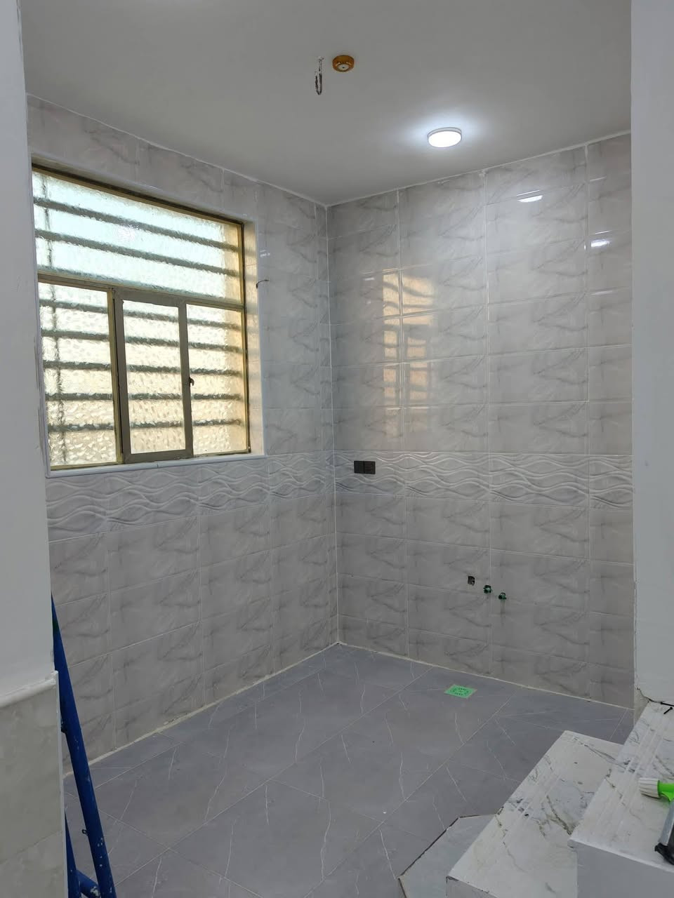 دار البيع مساحه 50متر البيت جديد مامسكون سند 25بيت يتحول بسم المشتري منطقة كامله تبليط ناره ليليه ورصفه لبيت غريطه مرتبه غرفه مطبخ وصاله وصحيات خارجيه وفوك مخزن سعر 25وبيه مجال لعنوان شارع صب عمود 335قرب جسر شهداء ***********
