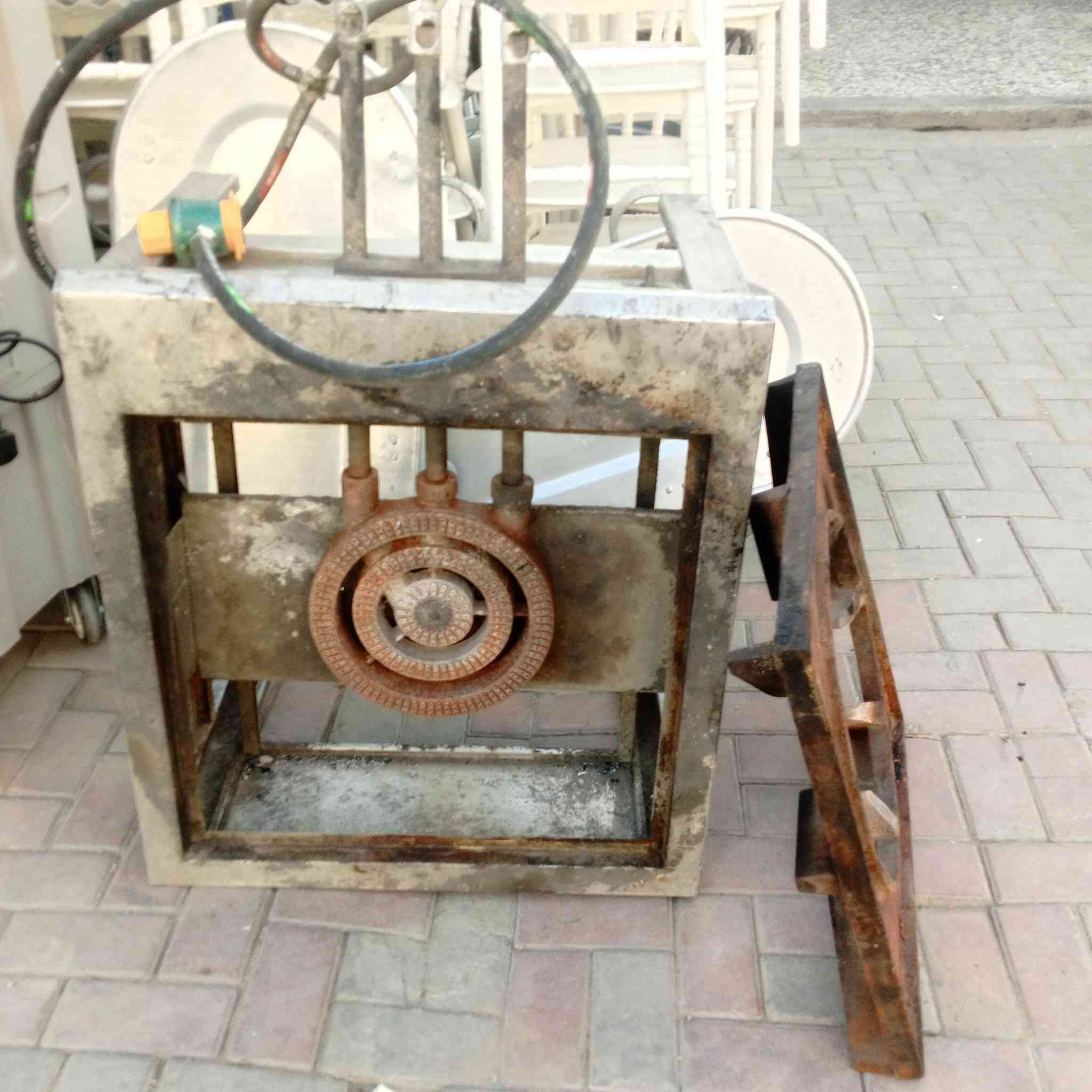 طباخ تكمه البيع 100الف يفيد المطاعم بغداد ***********
