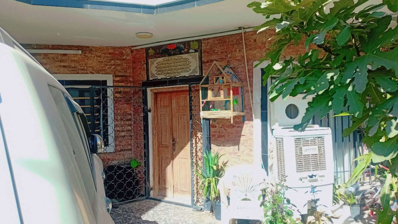 بيت للبيع مساحته 170متر طابو صرف سنه البناء 2016موقع البيت الغزالية شارع المركز فرع اسواق المراد الطابق الارضي يحتوي على استقبال وهول ومطبخ وغرفه طعام وغرفه نوم وصحيات داخلية وصحيات خارجيه +حديقة وكراج والطابق الثاني يحتوي على اربع غرف نوم مع هول طوله 7امتار (***********)
