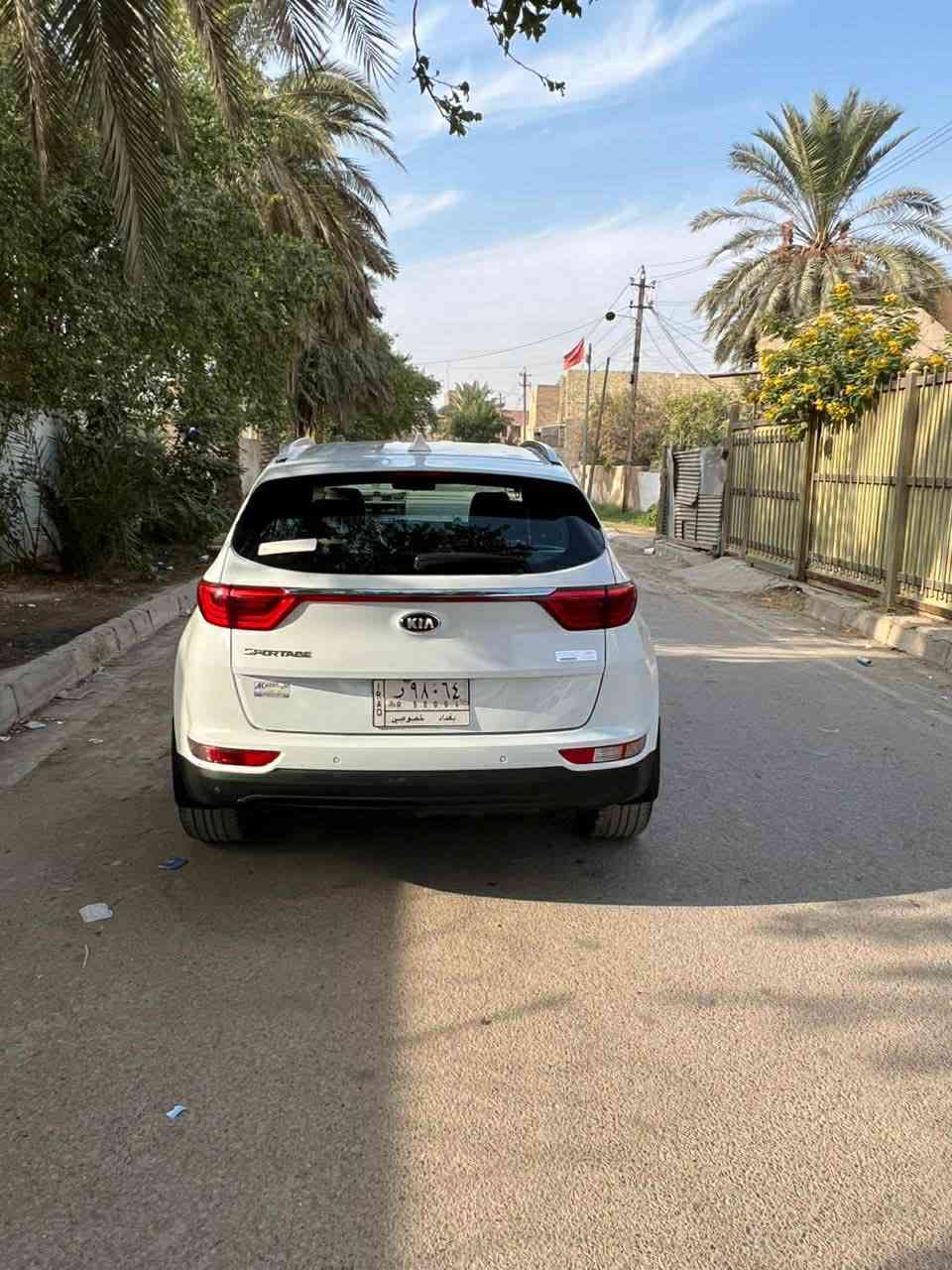 السيارة خليجي مكفولة من الضربة السيارة بيها طخات بالدعامية ممبينه يعني وشبر بالباب الخلفيه عكس اتجاه السايق بارد واقل الشبر هم السيارة مبدللها كازكيت مال شركة مالتها الكوري الاصلي مو ازبست اللي يحطوا بدلتلها الحديد الاصلي مالتها  المكينة خير من الله شغل واطلع وعندي واكعه عليها طلقه عالبنيد مصلحها ممبينه وممخترقة سطحيه ،مري شفط ،تحكم ستيرن ،كامرة ،حساسات امامية وخلفية ***********
