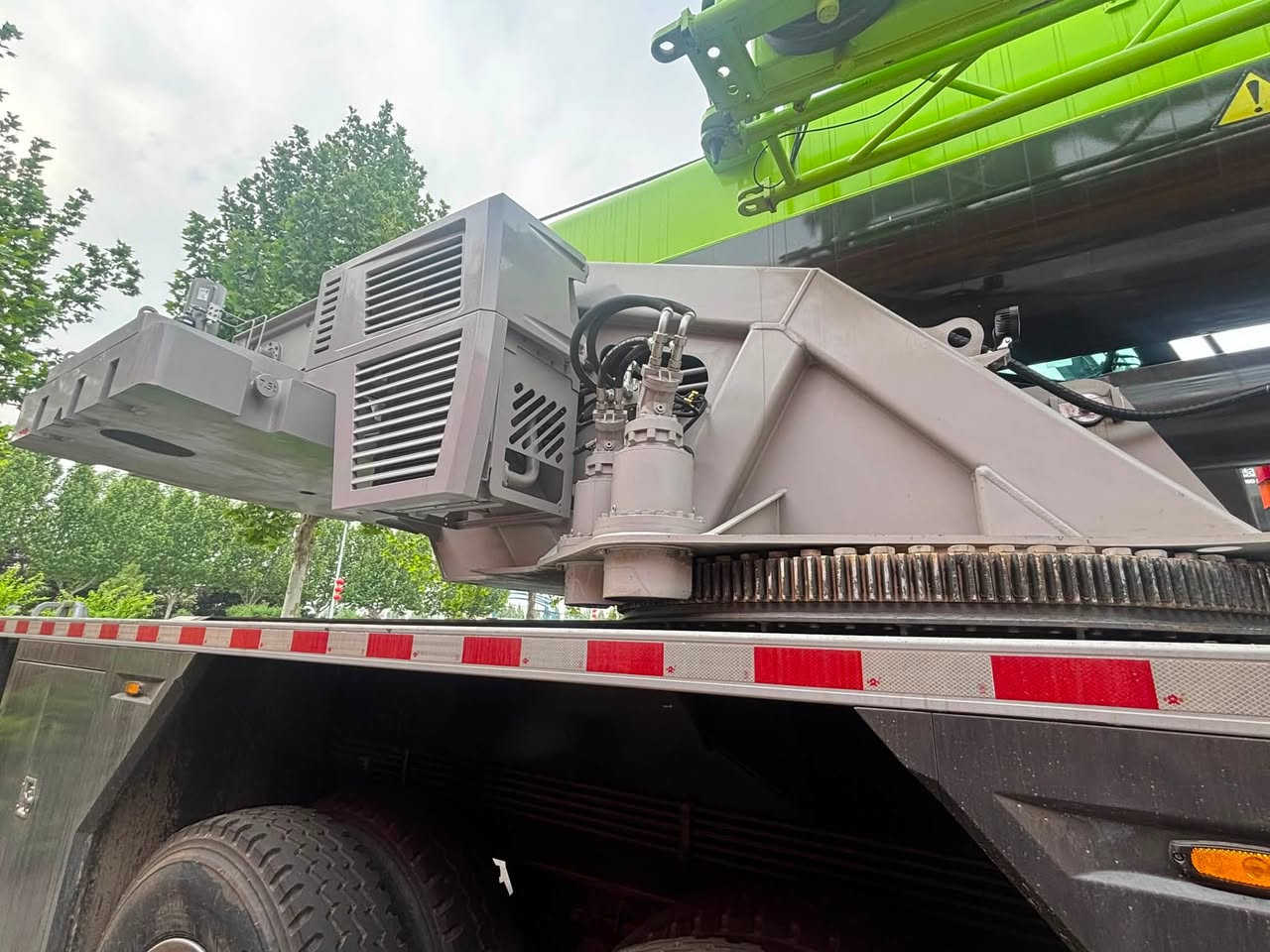 ZOOMLION ZTC1000VS562 CRANE
ZOOMLION ZTC1000VS562 Premium 100 Ton Truck Crane
5-section main boom, total 51m
Comes with 2 built-in jibs, 17.5m
Equipped with 24-ton transition counterweight
4-axle heavy-duty chassis
Fitted with large 385 wear-resistant tires
450L large fuel tank, super long driving range
 
Low mileage & low working hours:
Only 4,855 driving kilometers
Just 563 working hours, nearly new condition!
https://wa.me/+86 135 2617 0326
#UsedCraneAfrica
#AfricaConstructionMachinery
#CraneForSaleAfrica
 #ZOOMLION  #crane


**إذا كنت صاحب هذا الإعلان وتريد حذفه لأي سبب، رجاءا أرسل رسالة إلى الدعم الفني**
