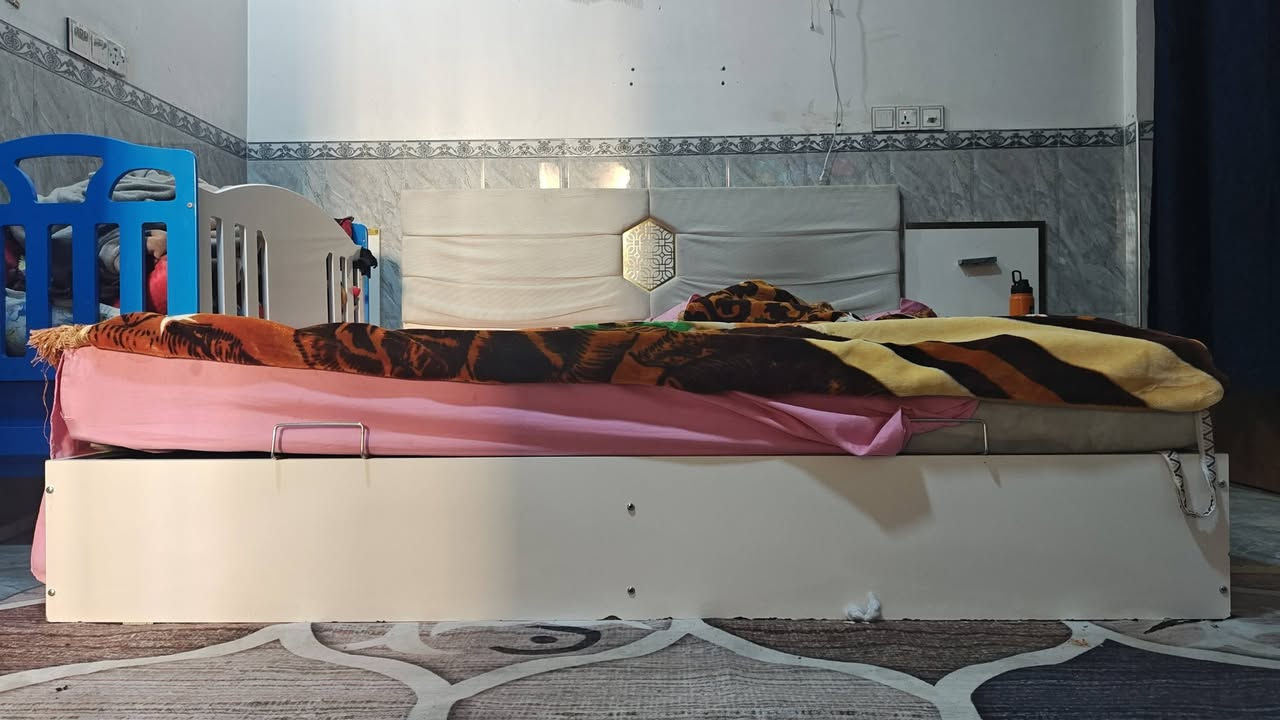 اول شده اله صار 3 اشهر من شتريته
اخوان الغرفه كلش نضيفه الله شاهد السعر 400 وبيه مجال بسيط العنوان حي ميسان شارع الساحات قرب مخبز بركات الحسن 
سبب البيع اريد اشيل + اكو هواي نواعم للبيع
***********
